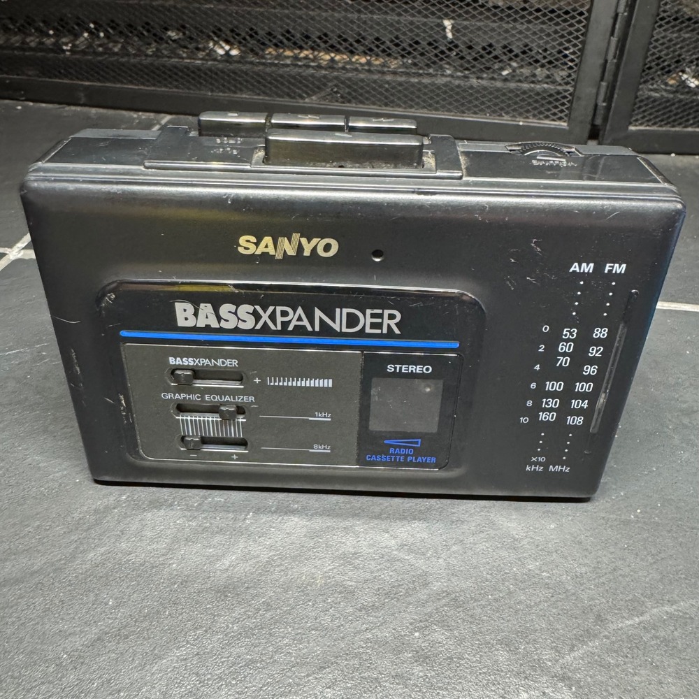 Sanyo BassXpander M GR79 Portable AM FM Radio Cassette Player Walkman Vintage